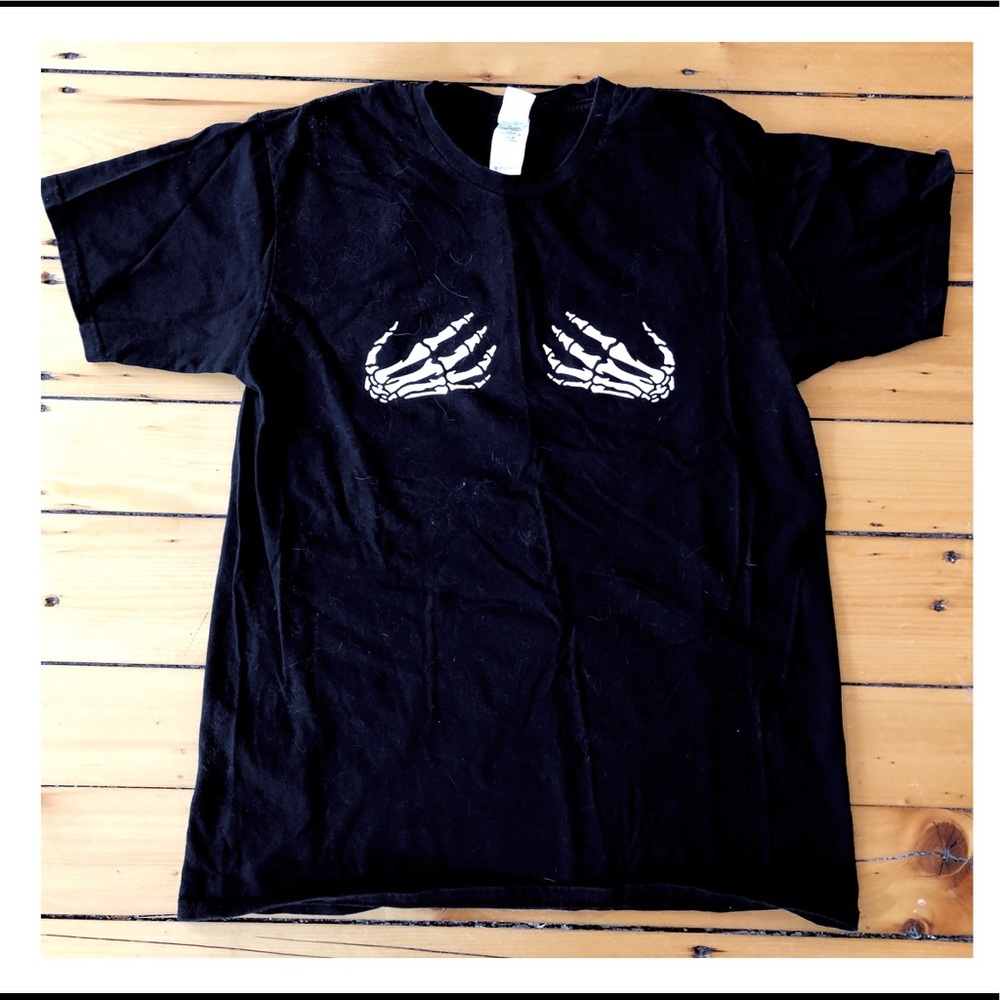 SpoOoOky Skull hands tee